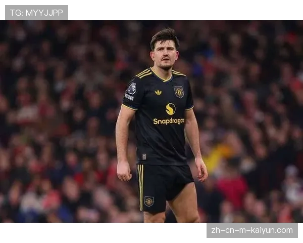 马奎尔红牌暴露防线移动问题 中卫组合缺乏默契导致失位